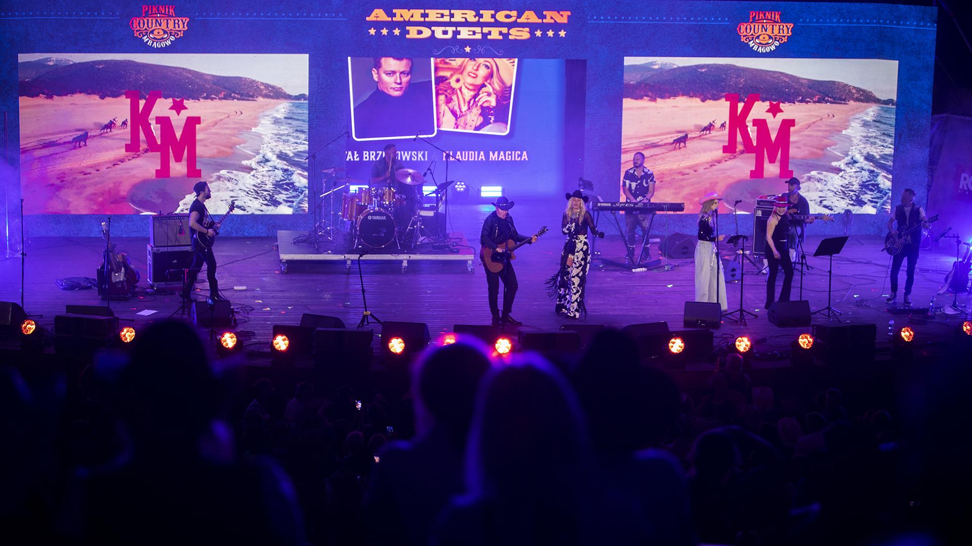 Koncert American Duets w świetle niebieskich reflektorów